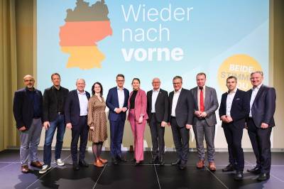 Die CDU-Brgermeister, der Landrat und die stellvertretenden Landrte mit der Kreisvorsitzenden Corinna Rotte und dem Bundestagskandidaten Carsten Linnemann