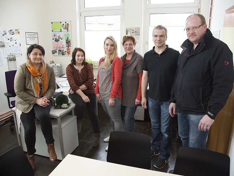 Für die CDU-Fraktion informierten sich Martin Hüllmann (rechts) und Reinhold Hansmeier über die Arbeit der AWO-Mitarbeiter am neuen Standort in Delbrück (von links): Ludmilla Friesen, Angelika Grabosch, Hannah Zeliankevich und Annette Ewens. 