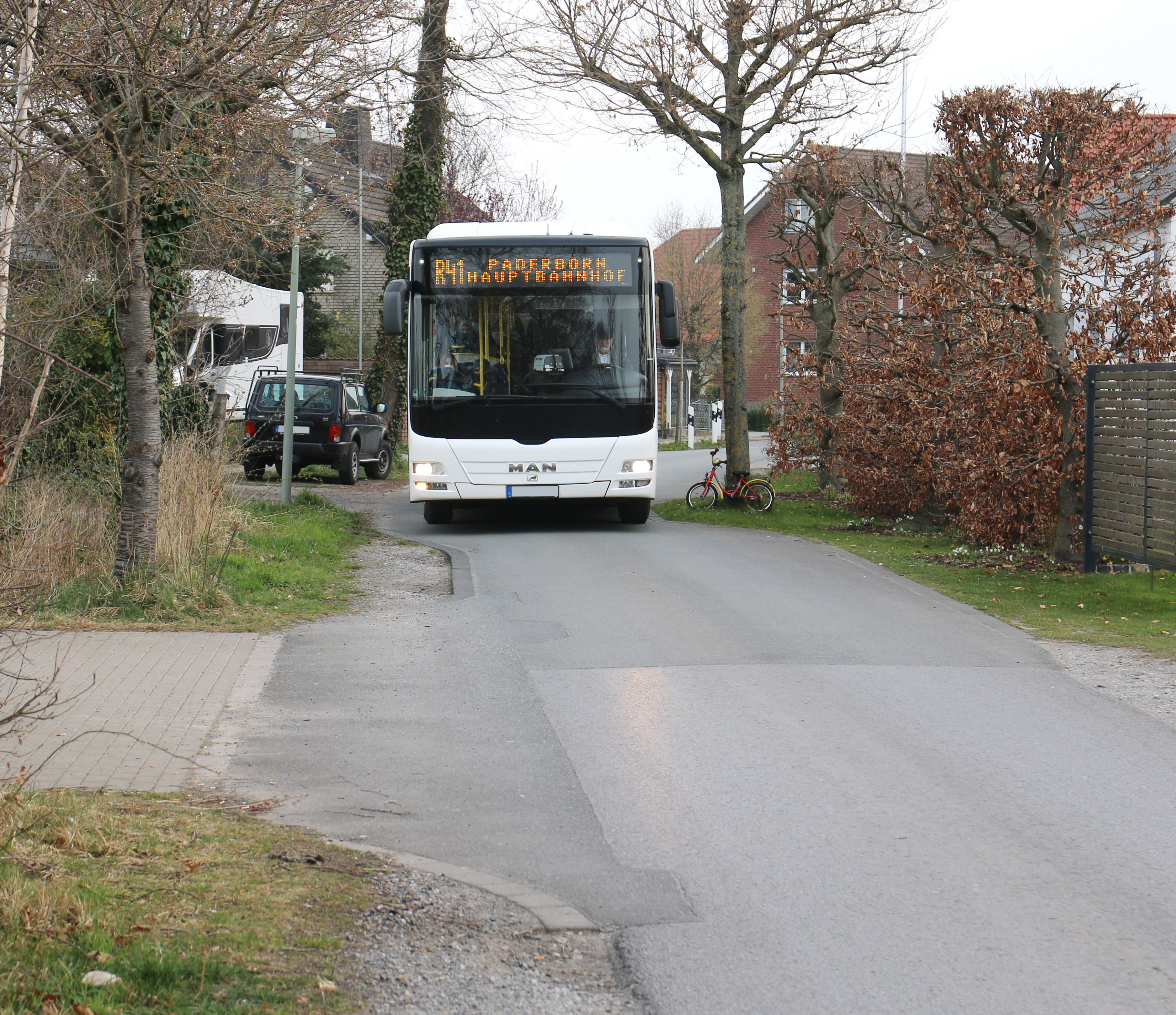 Zahlreiche Linienbusse passieren den Klosterweg und haben mit den beengten Straßenverhältnissen und möglichem Begegnungsverkehr zu kämpfen. 