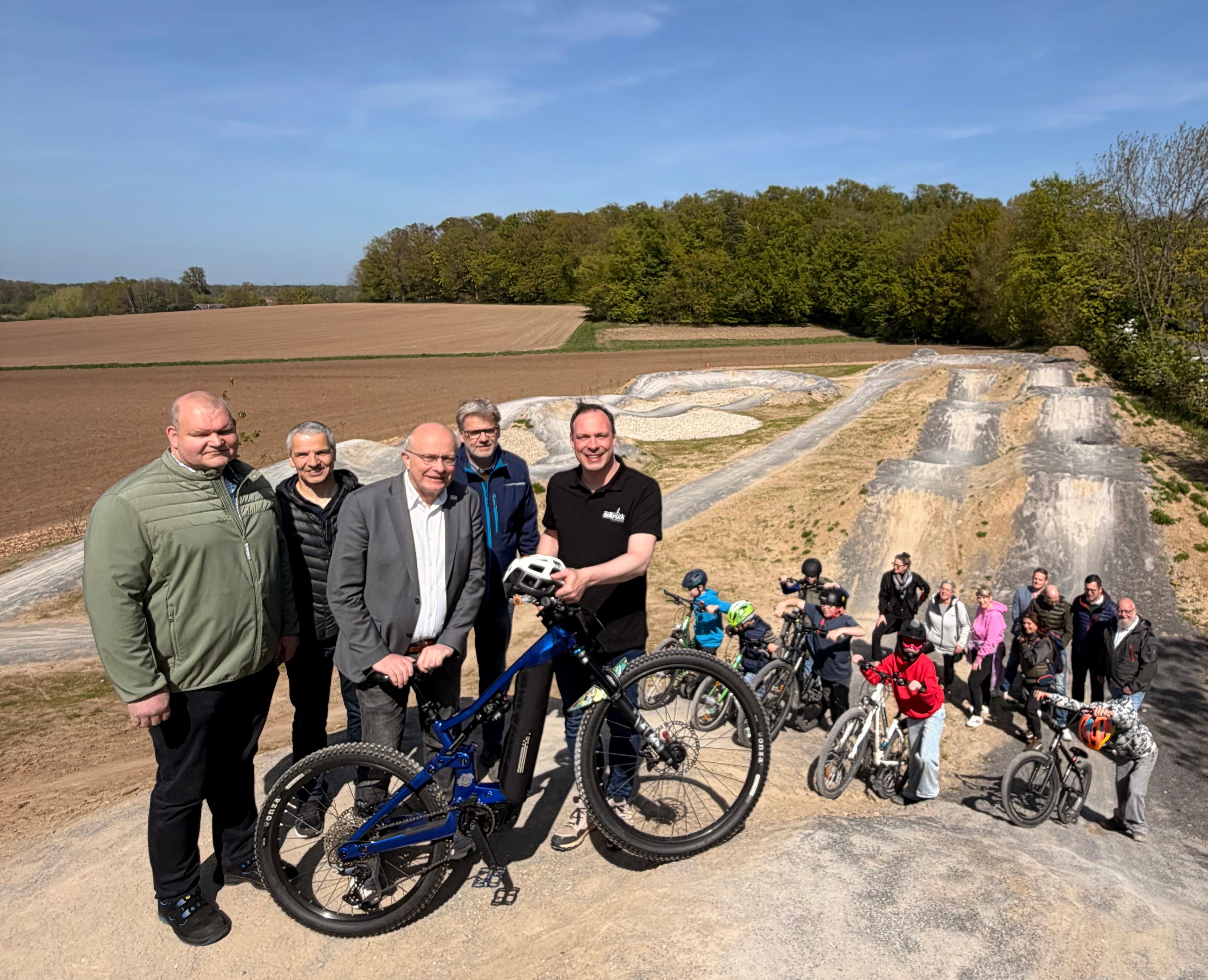 v.l.n.r.: Hendrik J�de (stellt das Grundst�ck zur Verf�gung), Reinhold Hansmeier (CDU-Fraktionsvorsitzender), Bernhard Hoppe-Biermeyer (CDU-MdL), Udo Hansj�rgens (CDU-Ratsmitglied und Sportausschuss-Vorsitzender), B�rgermeister Johannes Lindhauer sowie we
